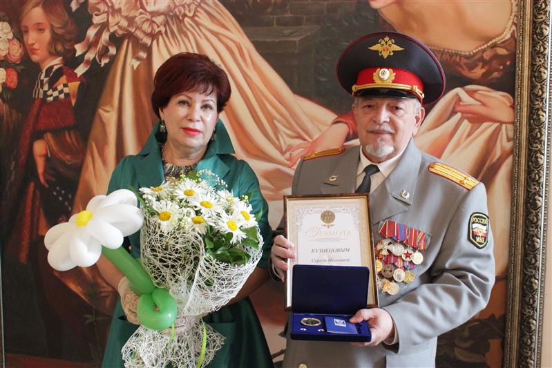 Глава Карачаево-Черкесии Рашид Темрезов в День семьи, любви и верности вручил семье Кузнецовых медаль «За любовь и верность»