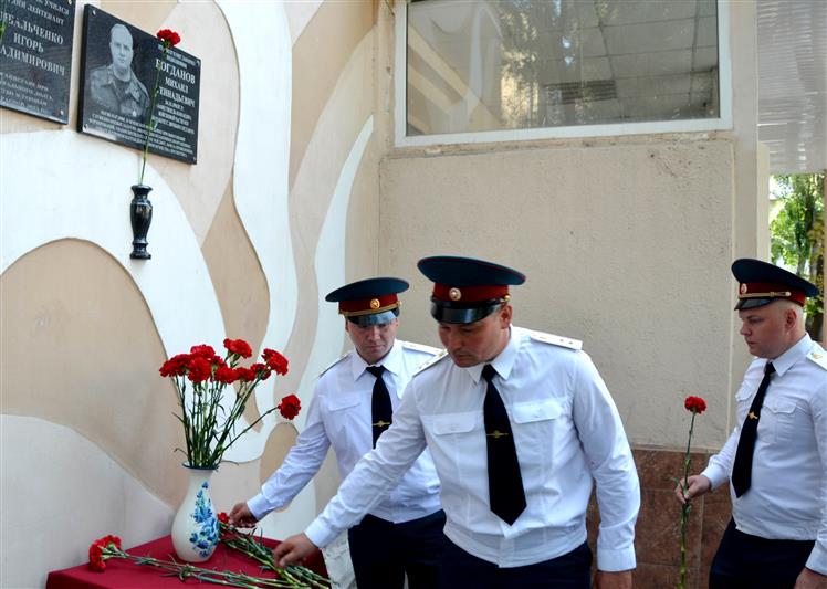 В Ростове-на-Дону увековечили имя офицера, отдавшего жизнь в борьбе с преступностью (видео)