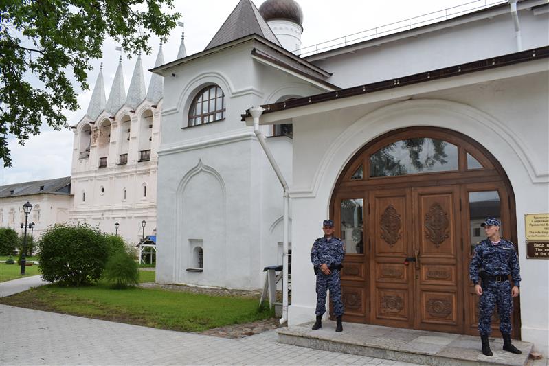 В Ленинградской области сотрудники Росгвардии обеспечили правопорядок на мероприятии в День памяти Тихвинской иконы Божией Матери