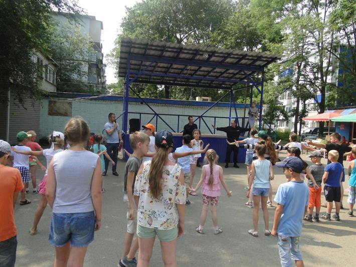 Во Владивостоке сотрудники вневедомственной охраны и молодёжного центра провели акцию «На зарядку становись!» для ребят из пришкольных лагерей