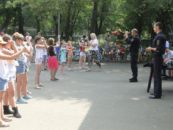 Во Владивостоке сотрудники вневедомственной охраны и молодёжного центра провели акцию «На зарядку становись!» для ребят из пришкольных лагерей