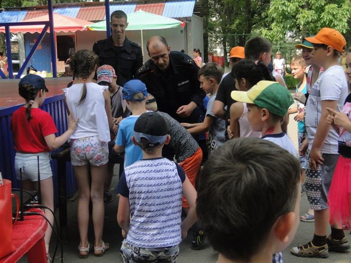 Во Владивостоке сотрудники вневедомственной охраны и молодёжного центра провели акцию «На зарядку становись!» для ребят из пришкольных лагерей