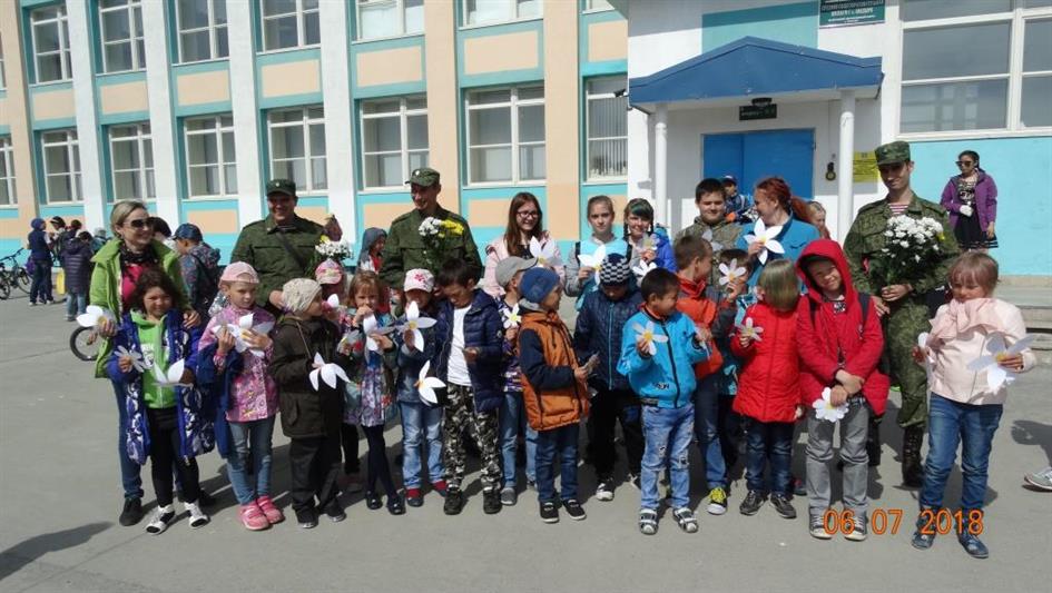 На Чукотке сотрудники Росгвардии провели акцию «Подари ромашку на счастье» 