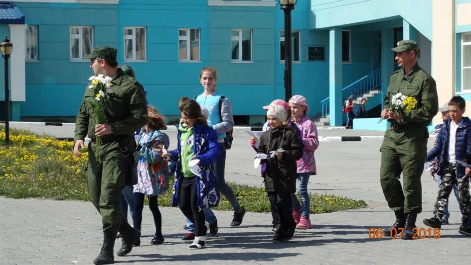 На Чукотке сотрудники Росгвардии провели акцию «Подари ромашку на счастье» 