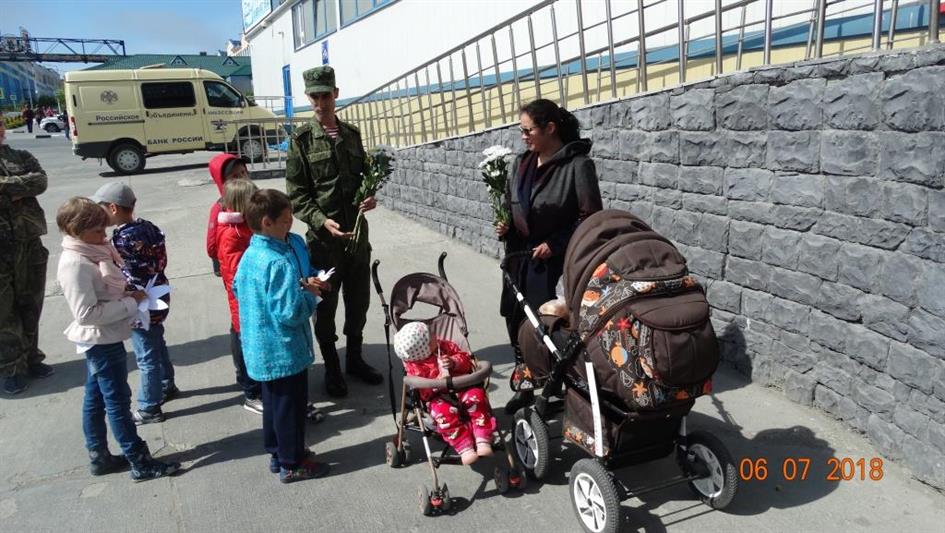 На Чукотке сотрудники Росгвардии провели акцию «Подари ромашку на счастье» 