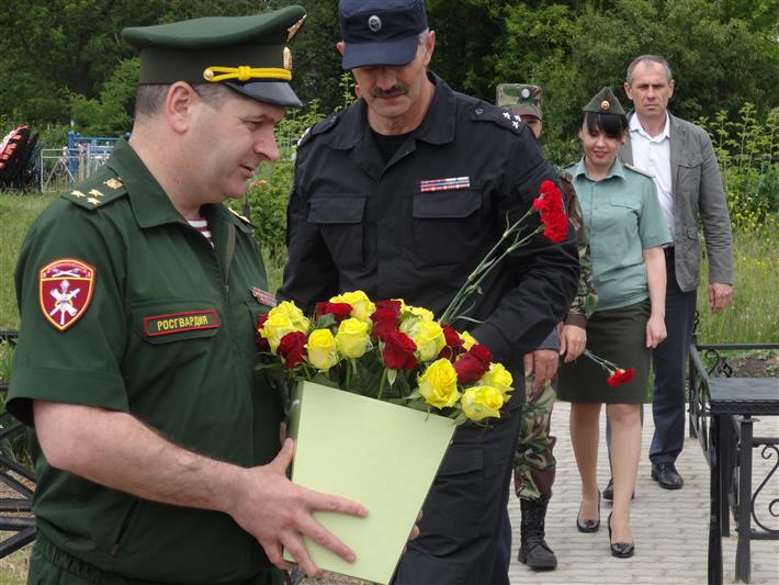 Сотрудники Управления Росгвардии по Белгородской области провели памятную акцию, в ходе которой навестили 23 семьи погибших коллег