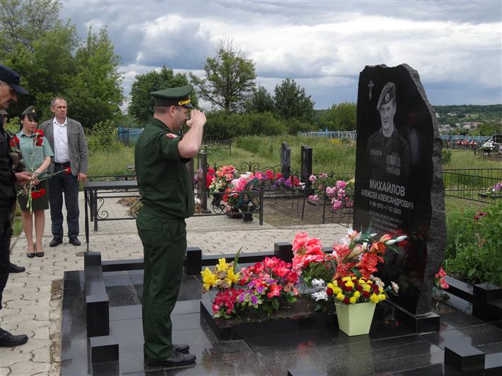 Сотрудники Управления Росгвардии по Белгородской области провели памятную акцию, в ходе которой навестили 23 семьи погибших коллег