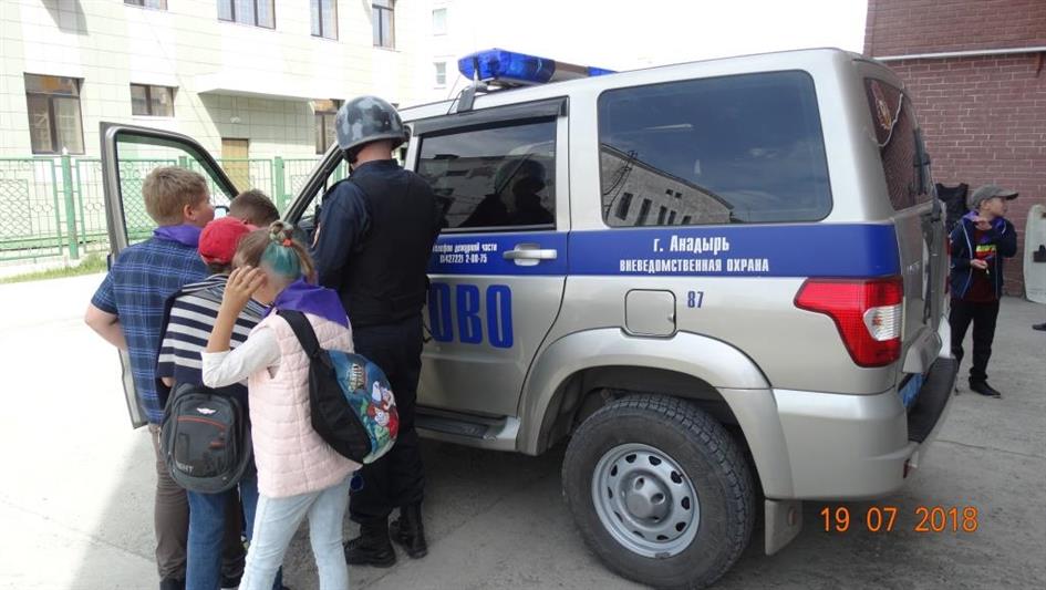 В Анадыре росгвардейцы провели военно-патриотическое занятие для детей пришкольного лагеря