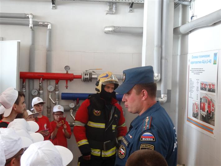 Кинолог из ОМОН продемонстрировал юным пожарным способности служебной собаки