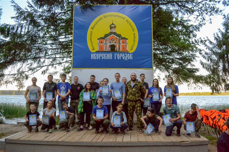 Офицеры новгородского СОБР проводят занятия с участниками военно-патриотического слёта «Иверский городок - 2018» (фото)