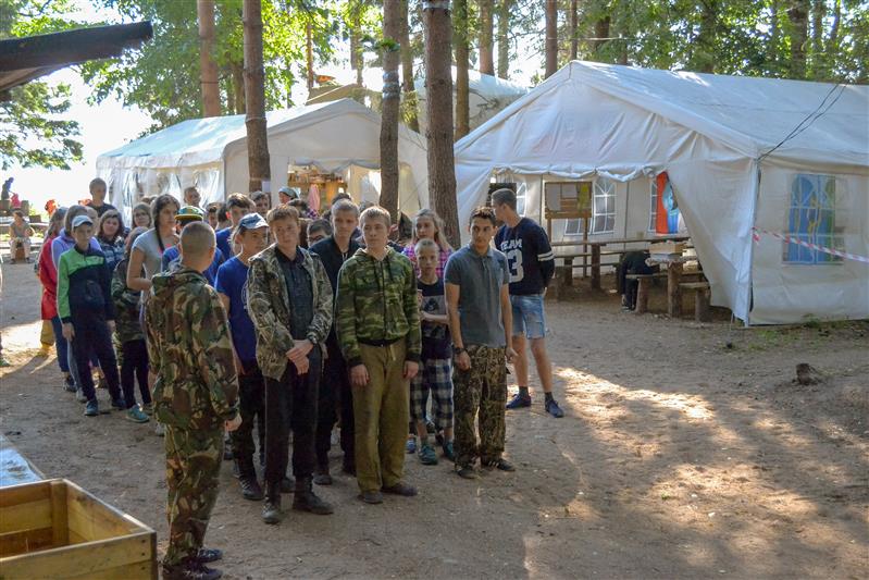 Офицеры новгородского СОБР проводят занятия с участниками военно-патриотического слёта «Иверский городок - 2018» (фото)
