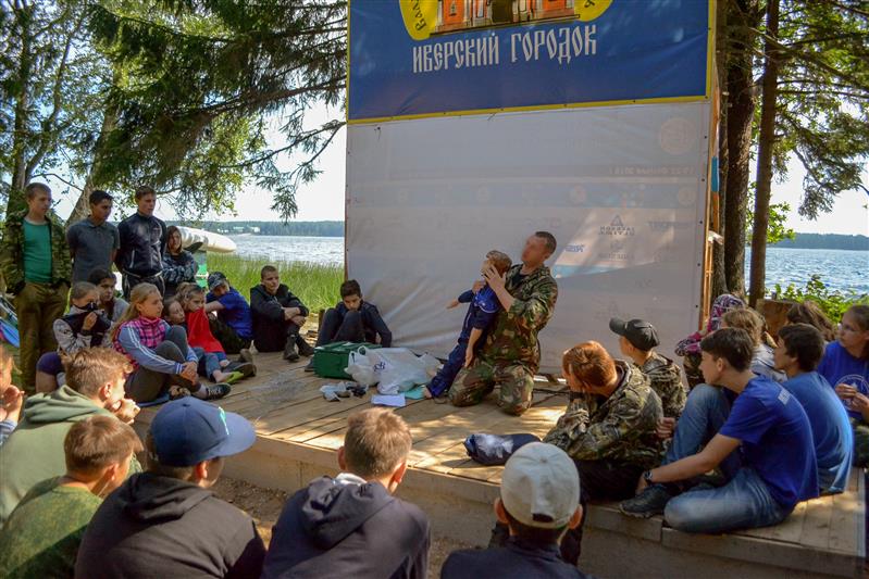 Офицеры новгородского СОБР проводят занятия с участниками военно-патриотического слёта «Иверский городок - 2018» (фото)