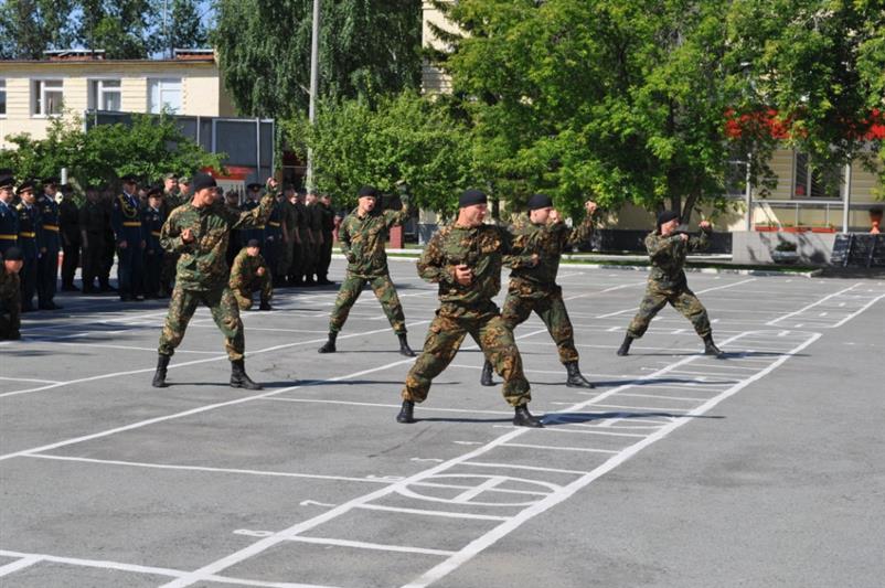 Военнослужащие головного полка калиновского соединения Уральского округа Росгвардии отметили 60 летний юбилей воинской части
