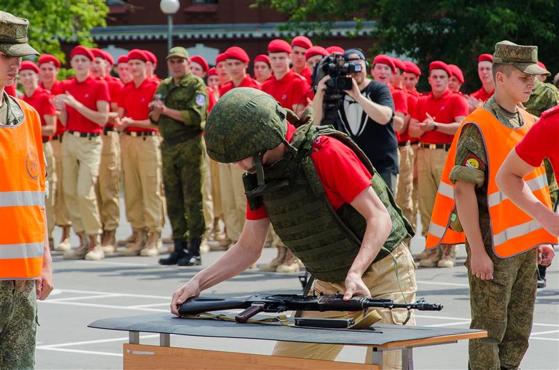 В Пензе участникам оборонно-спортивного лагеря «Гвардеец-2» вручены памятные подарки 