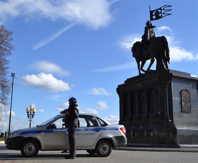 В Гусь-Хрустальном росгвардейцы оказали помощь попавшим под машину пожилой женщине и ее 18-летней внучке