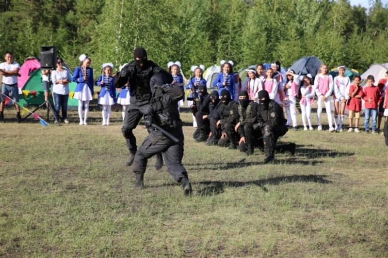 Бойцы якутских спецподразделений Росгвардии провели показательные выступления для юных участников военно-спортивной игры 