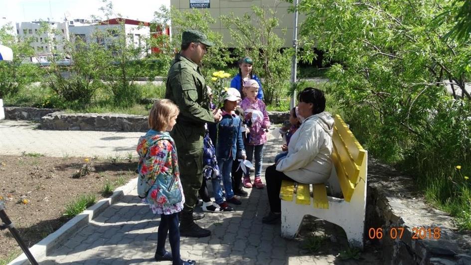 На Чукотке сотрудники Росгвардии провели акцию «Подари ромашку на счастье» 