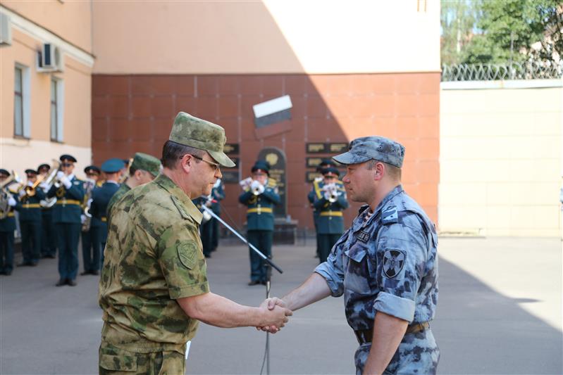 Командующий Северо-Западным округом Росгвардии наградил военнослужащих и сотрудников, охранявших правопорядок во время матчей Чемпионата мира в Санкт-Петербурге