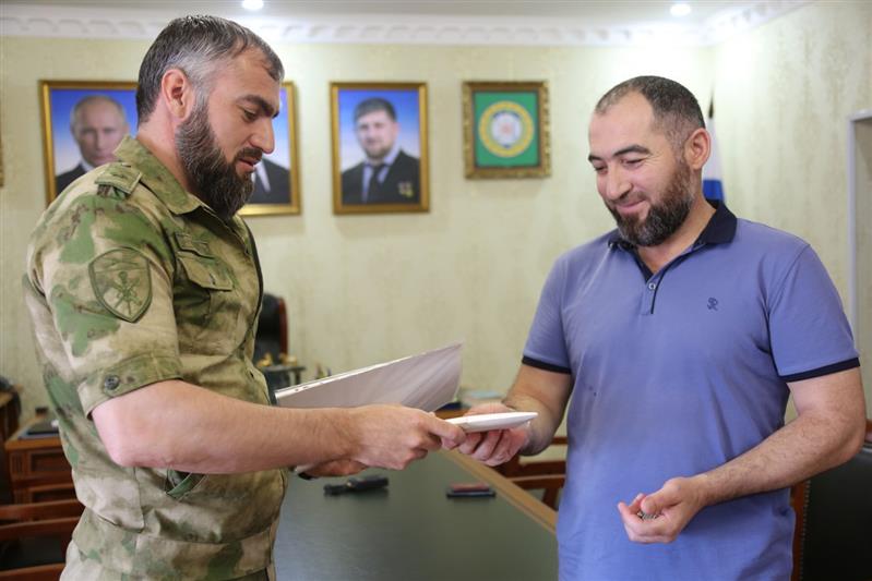 В  Управлении Росгвардии по Чеченской Республике ветерану боевых действий вручены ключи от квартиры