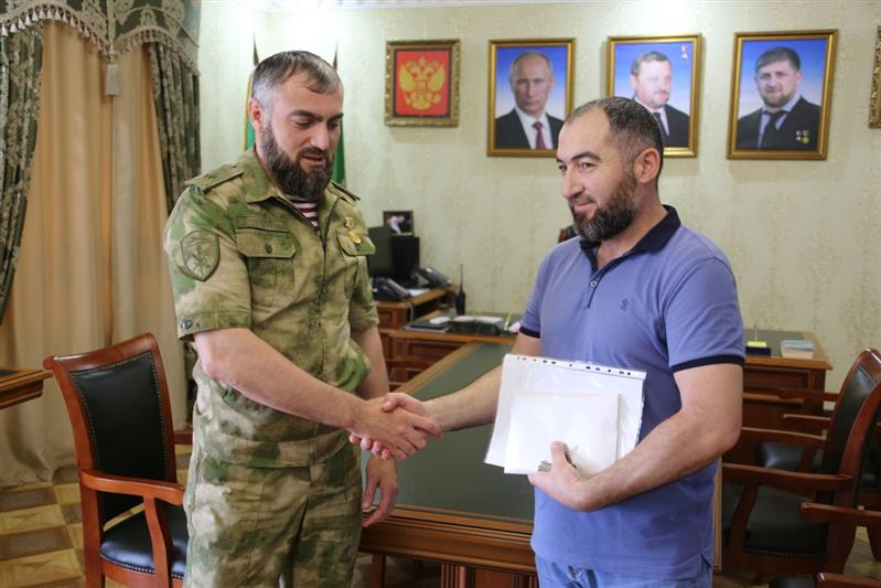 В  Управлении Росгвардии по Чеченской Республике ветерану боевых действий вручены ключи от квартиры