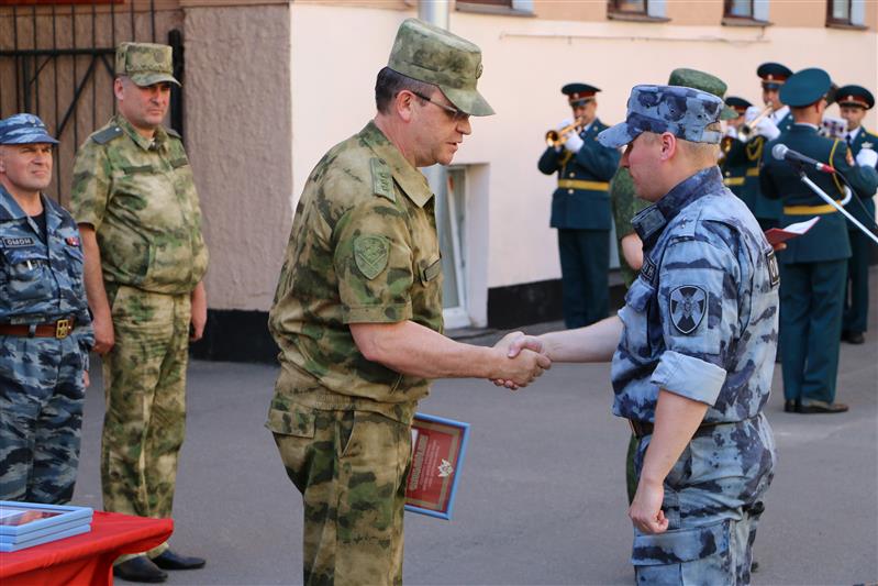 Командующий Северо-Западным округом Росгвардии наградил военнослужащих и сотрудников, охранявших правопорядок во время матчей Чемпионата мира в Санкт-Петербурге