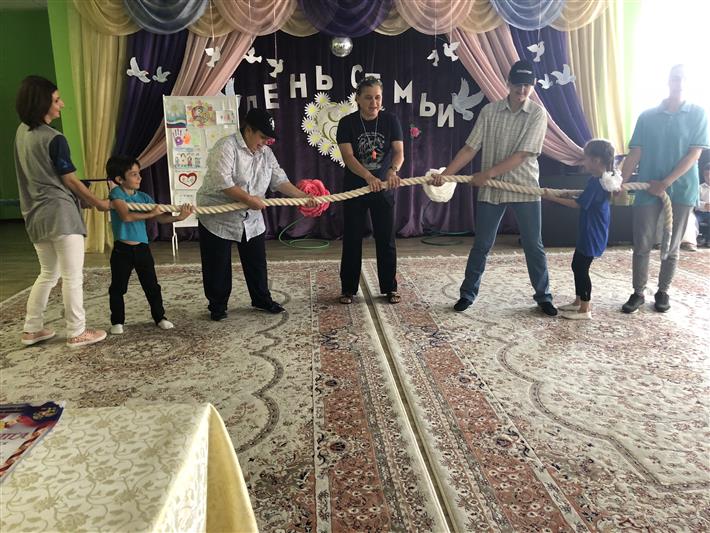 В Ингушетии по случаю Дня семьи, любви и верности сотрудники побывали в гостях у ребят ведомственного детсада «Солнышко» (фото, видео)