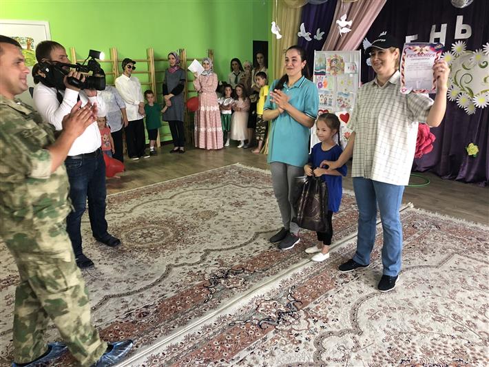 В Ингушетии по случаю Дня семьи, любви и верности сотрудники побывали в гостях у ребят ведомственного детсада «Солнышко» (фото, видео)