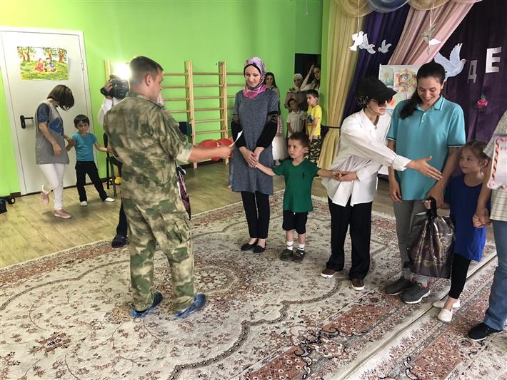 В Ингушетии по случаю Дня семьи, любви и верности сотрудники побывали в гостях у ребят ведомственного детсада «Солнышко» (фото, видео)