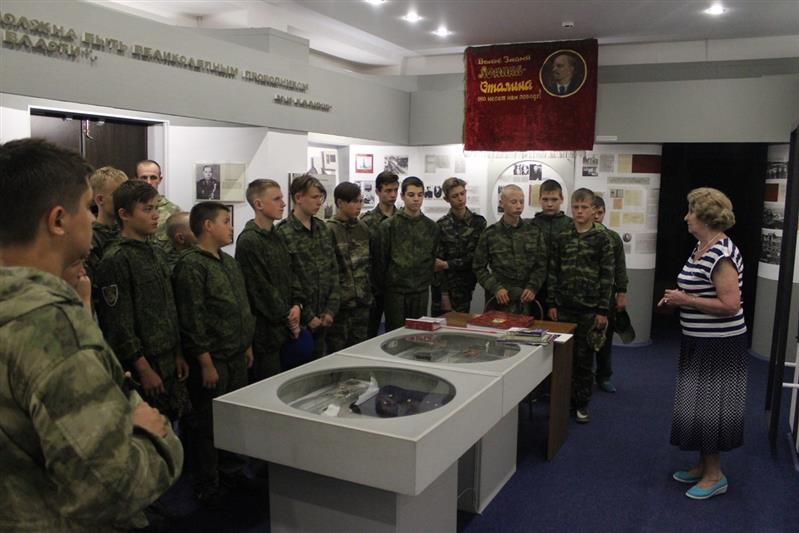 Росгвардейцы организовали познавательную экскурсию для воспитанников архангельского военно-спортивного лагеря (фото)