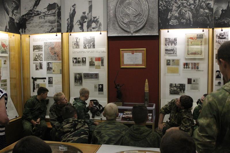Росгвардейцы организовали познавательную экскурсию для воспитанников архангельского военно-спортивного лагеря (фото)