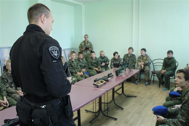 Росгвардейцы организовали познавательную экскурсию для воспитанников архангельского военно-спортивного лагеря (фото)