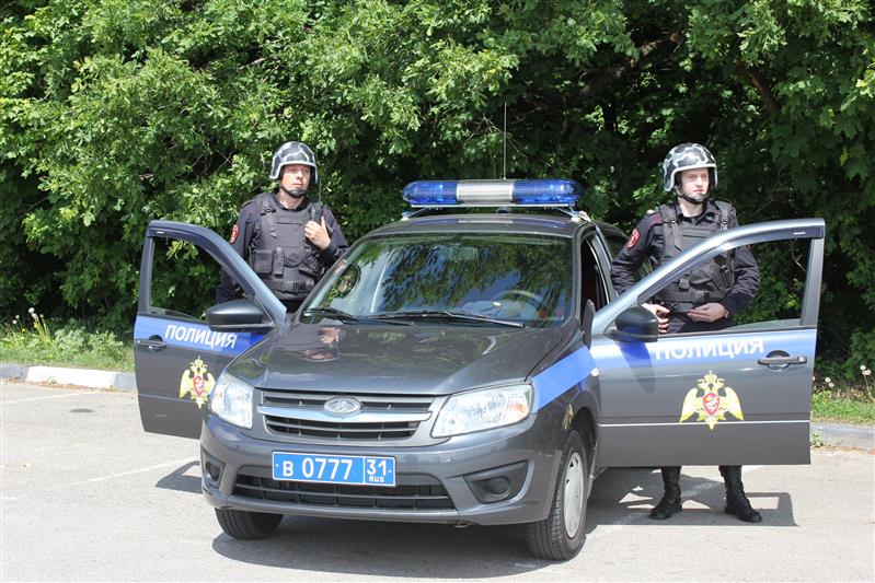 В Белгородской области сотрудники вневедомственной охраны Росгвардии задержали двоих граждан, находившихся в федеральном  розыске
