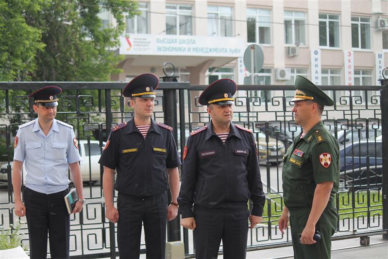 Командующий Уральским округом Росгвардии проинспектировал подразделения вневедомственной охраны в Екатеринбурге