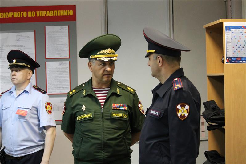 Командующий Уральским округом Росгвардии проинспектировал подразделения вневедомственной охраны в Екатеринбурге