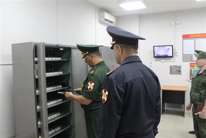 Командующий Уральским округом Росгвардии проинспектировал подразделения вневедомственной охраны в Екатеринбурге