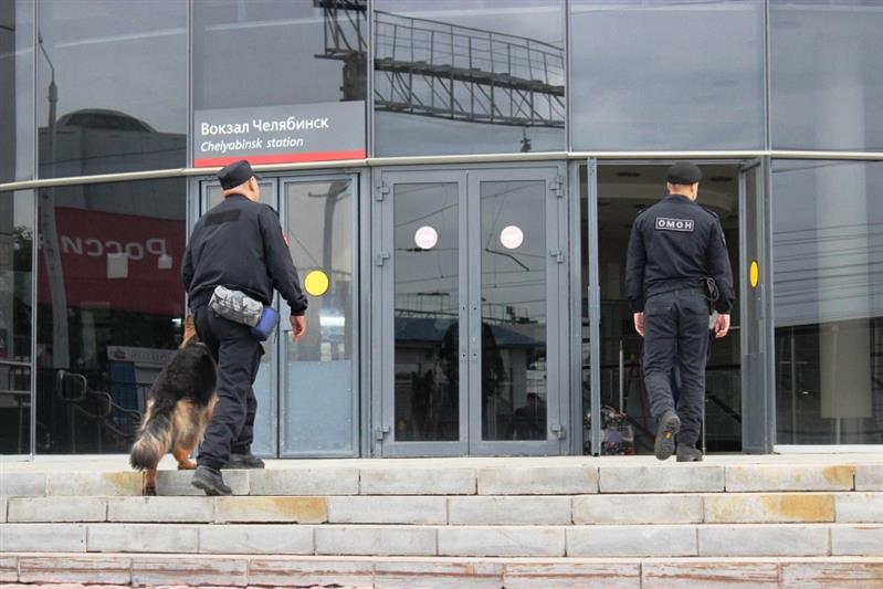В Челябинске росгвардейцы обеспечивают безопасность железнодорожного транспорта,  перевозящего детей и подростков к местам летнего отдыха 