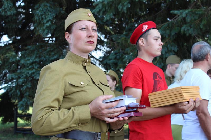 Представители Росгвардии почтили память героев Великой Отечественной войны в Поныровском районе Курской области (фото)