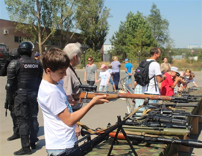 Бойцы ростовского ОМОН навестили детей-инвалидов в реабилитационном центре (видео)