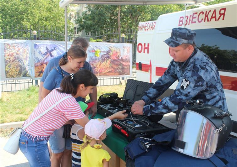 Бойцы ростовского ОМОН навестили детей-инвалидов в реабилитационном центре (видео)