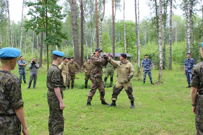 Нижегородские росгвардейцы рассказали воспитанникам лагерного сбора о 75-летии победы в Курской битве и о своей службе