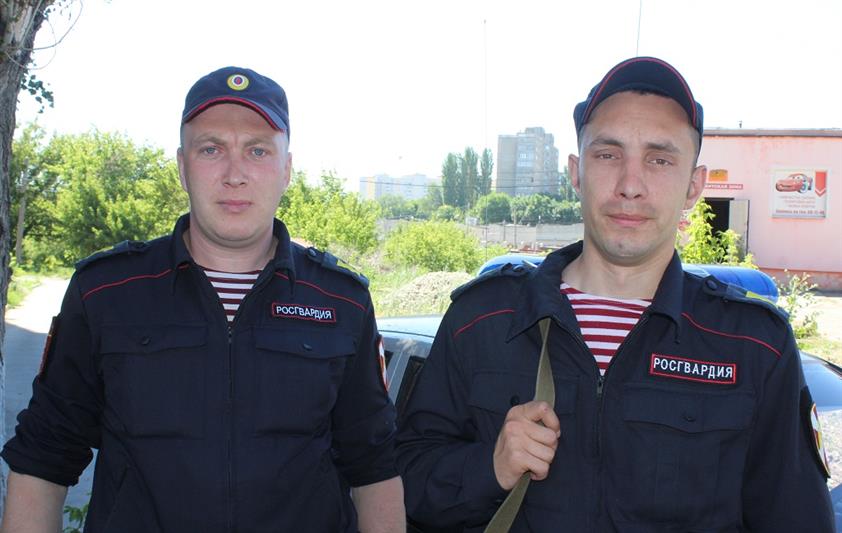 Сотрудники вневедомственной охраны спасли саратовца, спавшего в загоревшемся помещении