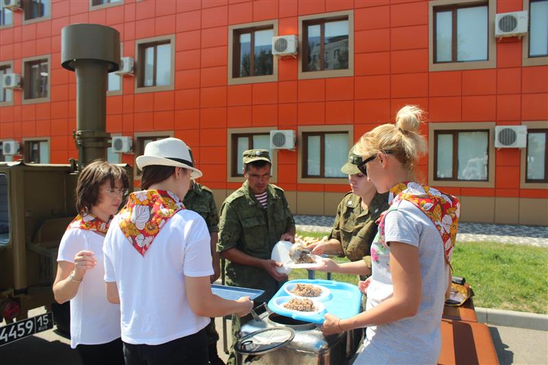 Бойцы ростовского ОМОН навестили детей-инвалидов в реабилитационном центре (видео)