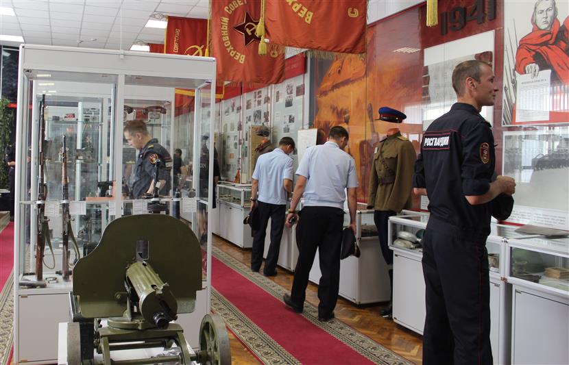 Саратовские росгвардейцы познакомились с музейной экспозицией, посвященной 100-летию со Дня рождения генерала армии И.К. Яковлева