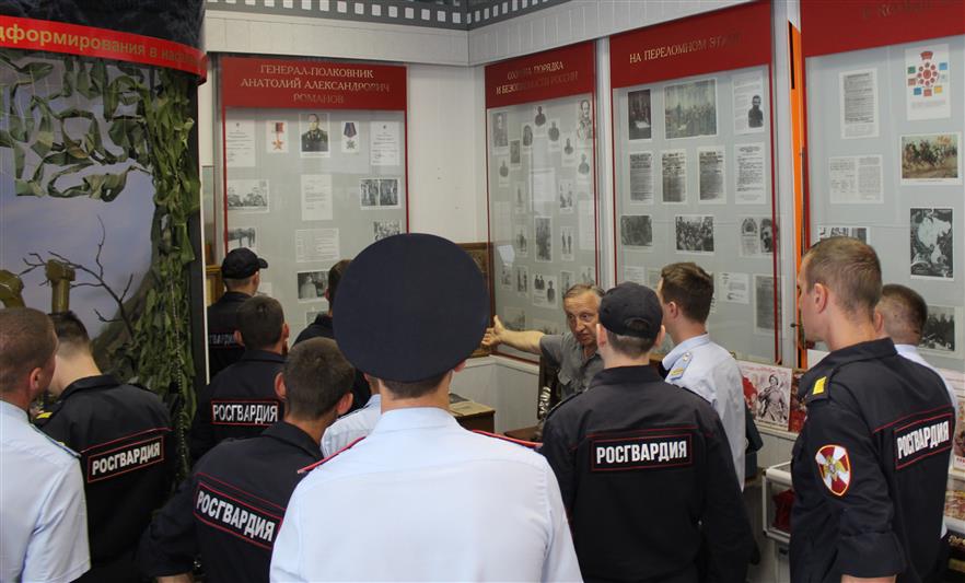 Саратовские росгвардейцы познакомились с музейной экспозицией, посвященной 100-летию со Дня рождения генерала армии И.К. Яковлева