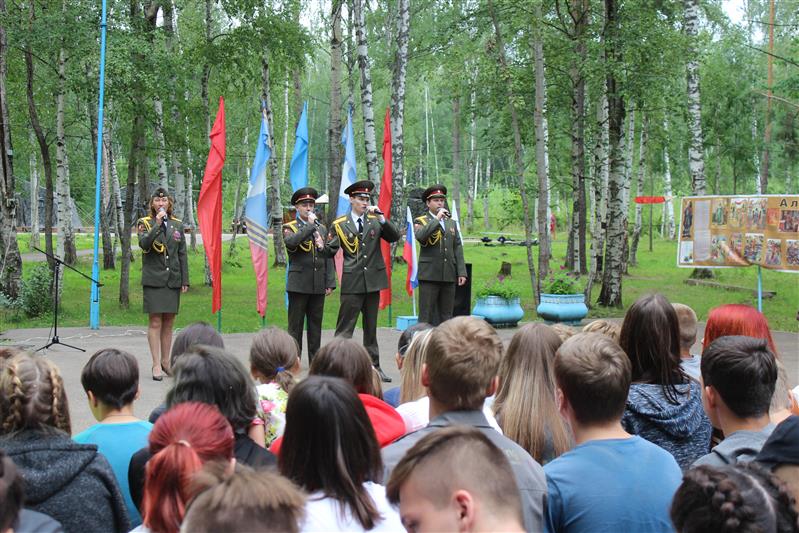 Нижегородские росгвардейцы рассказали воспитанникам лагерного сбора о 75-летии победы в Курской битве и о своей службе