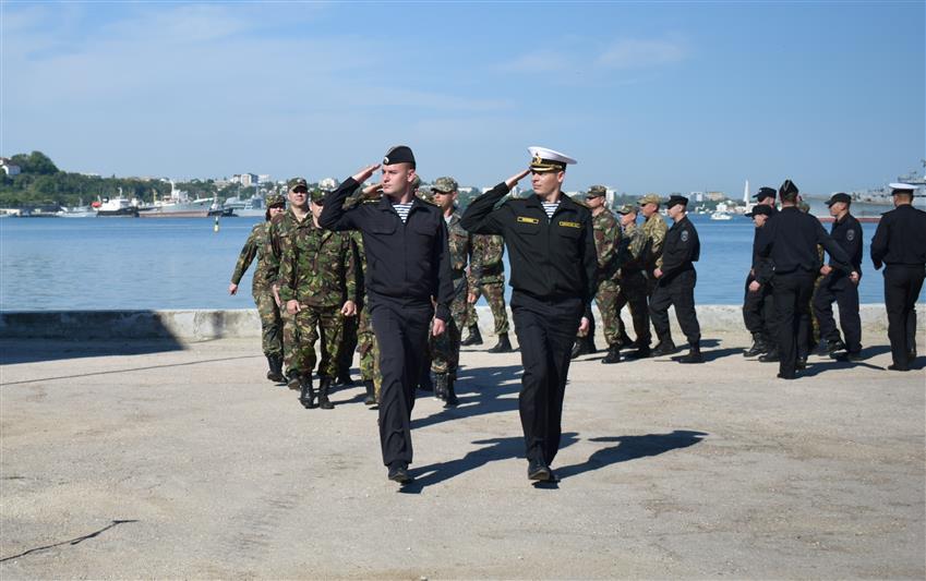 Военнослужащие морских подразделений Южного округа Росгвардии встретили День военно-морского флота на дежурстве по охране общественного порядка