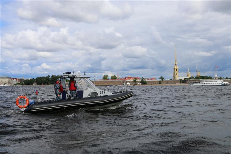 Сотрудники ОМОН спасли утопающего в акватории Невы
