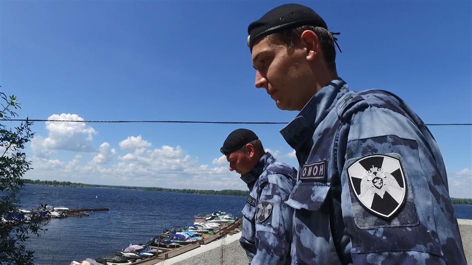 Самарские росгвардейцы спасли болельщика и помогли ему успеть на фан-фест (фото, видео)