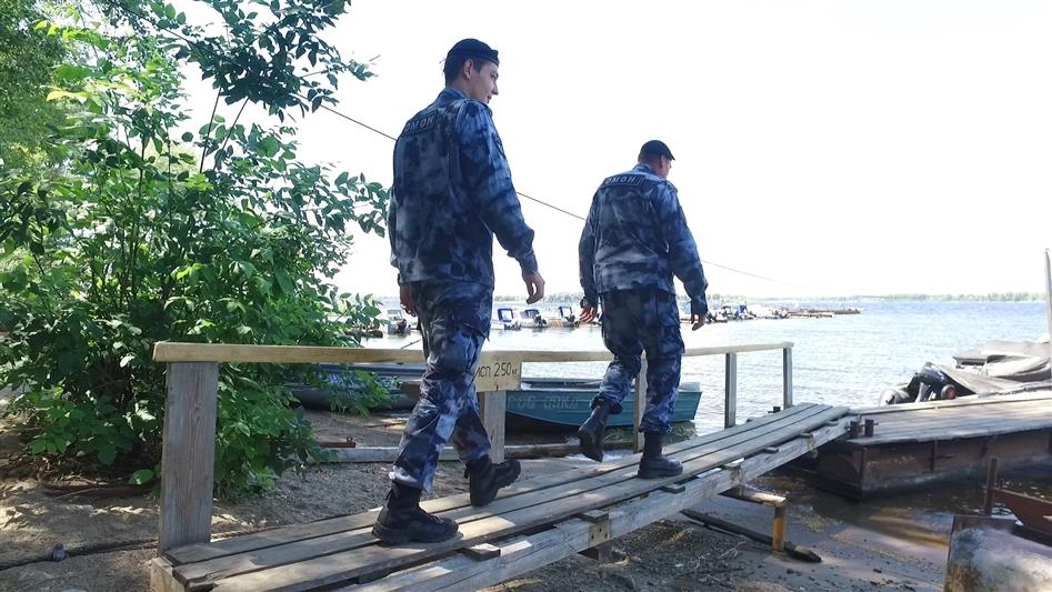 Самарские росгвардейцы спасли болельщика и помогли ему успеть на фан-фест (фото, видео)