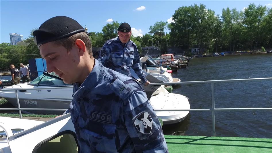Самарские росгвардейцы спасли болельщика и помогли ему успеть на фан-фест (фото, видео)